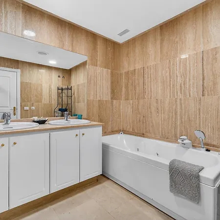 Duque Dream 5 Bedroom Apartment *